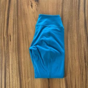 Beyond Yoga Scrunch Bottom Capri Leggings